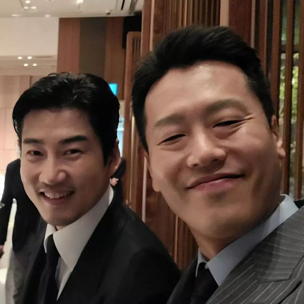 Actor Yoon Kye Sang married a female CEO 5 years younger, the legendary god group reunited at the wedding - Photo 5.