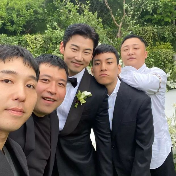 Actor Yoon Kye Sang married a female CEO 5 years younger, the legendary god group reunited at the wedding - Photo 4.