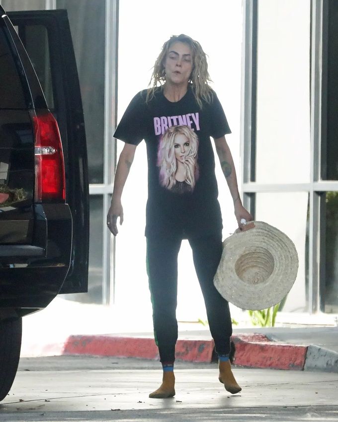 International supermodel Cara Delevingne causes anxiety because of going barefoot and acting strange - 6