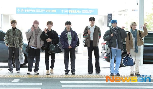 Park Min Young - Kim Seon Ho appeared after the noise, Han So Hee was outstandingly beautiful and led the stars to land at the airport to Japan to attend AAA - Photo 21.