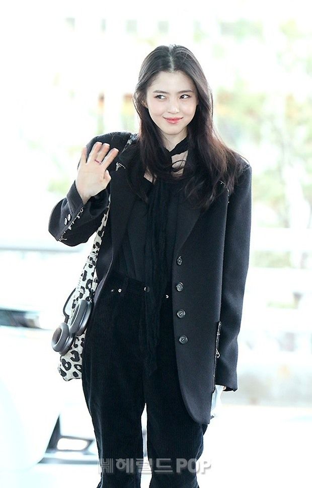 Park Min Young - Kim Seon Ho appeared after the noise, Han So Hee was outstandingly beautiful, leading the stars to land at the airport to Japan to attend AAA - Photo 7.