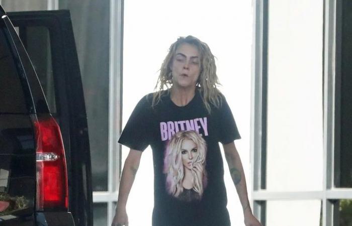 International supermodel Cara Delevingne causes anxiety because of going barefoot and acting strange