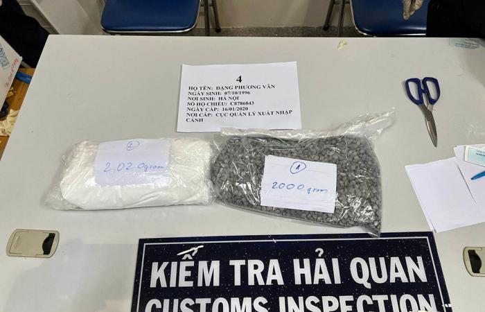 How were 4 Vietnam Airlines flight attendants carrying drugs detected?