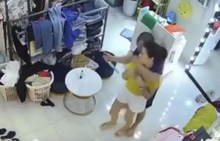 The female clothing shop owner cleverly escapes the person who intends to rape her